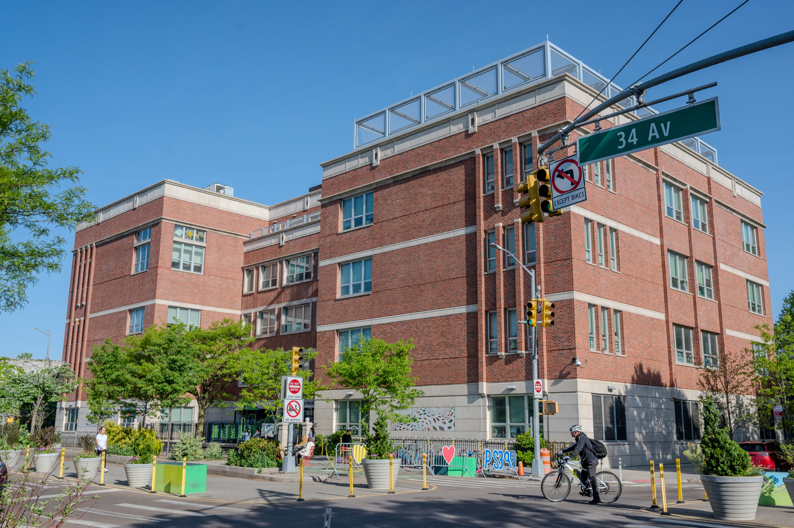 Stanley Eugene Clark Primary School, an example of educational infrastructure managed using CPM scheduling.